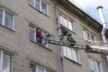 Спуск по пожарной лестнице
