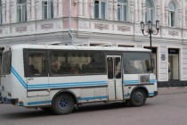 ПАЗ с задержанными отбыл от места проведения акции, но через некоторое время там снова появился транспарант Россия будет свободной!