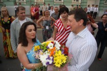 Глава города Олег Сорокин дарит букет цветов Наталье Королёвой