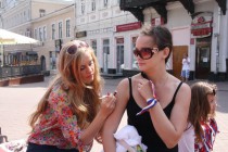 Всем желающим на тело наносили цвета российского флага