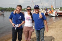 Зрители фотографируются на память с участниками регаты