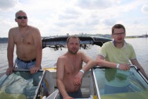 Зрители смотрят за гонкой под парусами