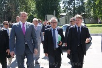 Заместитель губернатора Дмитрий Сватковский и представители FIFA на прогулке в Нижегородском кремле