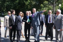 Заместитель губернатора Дмитрий Сватковский и представители FIFA на прогулке в Нижегородском кремле