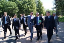 Заместитель губернатора Дмитрий Сватковский и представители FIFA на прогулке в Нижегородском кремле