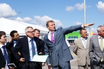 Руководитель департамента FIFA по организации чемпионатов мира по футболу Юрген Мюллер и заместитель губернатора Нижегородской области Дмитрий Сватковский