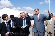 Руководитель департамента FIFA по организации чемпионатов мира по футболу Юрген Мюллер и заместитель губернатора Нижегородской области Дмитрий Сватковский