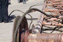 Кран пробил брусчатку при падении