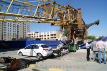 Кран при падении повредил строительный забор и три автомобиля