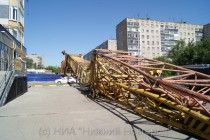 Кран при падении повредил строительный забор и три автомобиля
