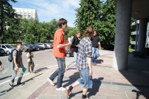 Один батон молодые люди вручили специалисту отдела по работе с правоохранительными органами администрации Нижнего Новгорода Валерию Петянину