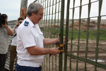 Прокурор природоохранной прокуратуры Нижегородской области Сергей Сафронов закрывает ворота полигона - мусор сюда свозиться больше не будет