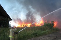 Пожар в деревне Мамонтово: сгорело 8 домов, 11 человек остались без крова