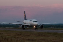 Время 04:30 - к взлету готовится лайнер Airbus A319 а/к Lufthansa рейс LH-1465 на Франкфурт-на-Майне (Германия)