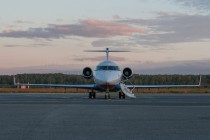 Cамолет Bombardier CRJ-200 а/к Ак Барс Аэро готовится к посадке пасажиров