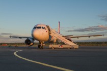 Авиалайнер Airbus A320 а/к Уральские авиалинии и мобильный трап на базе автомобиля