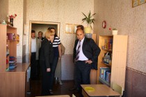 Глава администрации города осматривает один из кабинетов школы