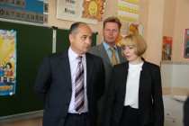 Олег Кондрашов, глава администрации Нижегородского района Игорь Согин и директор школы №103 Екатерина Кутовая