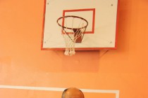 Олег Кондрашов осматривает спортивный зал