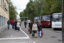 Сотрудники Павловского автобусного завода, после рабочей смены, проходят мимо выставки продукции предприятия