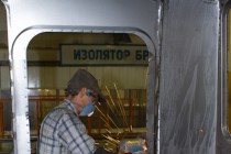 Работник завода обрабатывает корпус автобуса в сварочном цехе Павловского автобусного завода