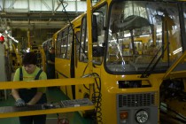 Рабочие на конвейере сборочного цеха Павловского автобусного завода
