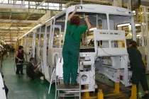 Рабочие на конвейере сборочного цеха Павловского автобусного завода