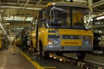 Рабочие на конвейере сборочного цеха Павловского автобусного завода