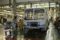 Рабочие на конвейере сборочного цеха Павловского автобусного завода