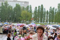 Первоклассники идут на первый урок в школе №91