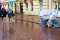 Оригинально украшенные пианино стояли укрытые полиэтиленом