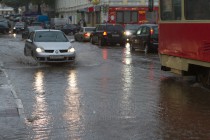 Дождь устроил потопы на ряде улиц города