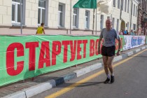 Участник Всероссийского дня бега разминается перед стартом