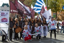 Девушки из группы поддержки баскетбольного клуба Нижний Новгород и болельщики хоккейной команды Торпедо