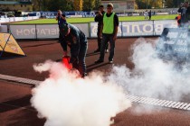 Сотрудник МЧС тушит брошенный на поле фальшфейер