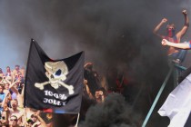 Фанаты ЦСКА жгут пластиковые кресла на трибуне Локомотива