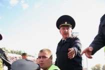 Полиция задерживает молодого человека, попытавшегося выбежать на поле