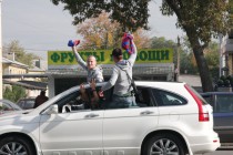 Фанаты ЦСКА следуют на футбольный матч