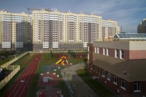 Около школы прекрасная спортивная площадка