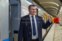 Машинист-инструктор Алексей Климов с символическим ключом от новой станции метро Горьковская