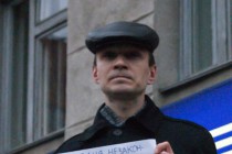 Отдельные участники акции остались молча стоять на Звездинке уже после разгона Марша регионов