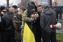 Раздача ленточек с имперскими цветами