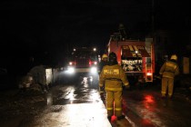 Тушение пожара осложняло отсутствие воды в гидранте и близость электропроводов