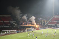 Фанаты Зенита жгут файеры на гостевой трибуне
