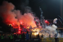 Фанаты Зенита жгут файеры на гостевой трибуне