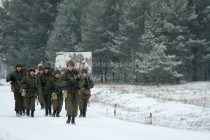 Военнослужащие совершают марш-бросок