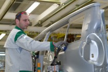 Рабочий сварочного цеха выполняет работы по монтажу кузова автомобиля Škoda Yeti