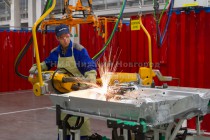 Рабочий сварочного цеха выполняет работы по ручной сварке на элементе корпуса Škoda Yeti на Горьковском автомобильном заводе в Нижнем Новгороде