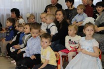 Родители с детьми на открытии нового детского сада №51