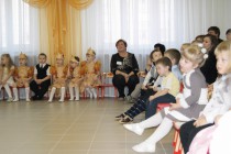 Воспитатель и дети